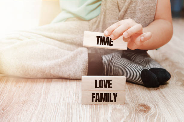 los valores familiares más importantes presentados por el niño. - letterpress special wood text fotografías e imágenes de stock