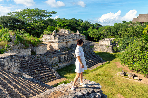 Turista visitando ruinas mayas en Yucatán, México photo