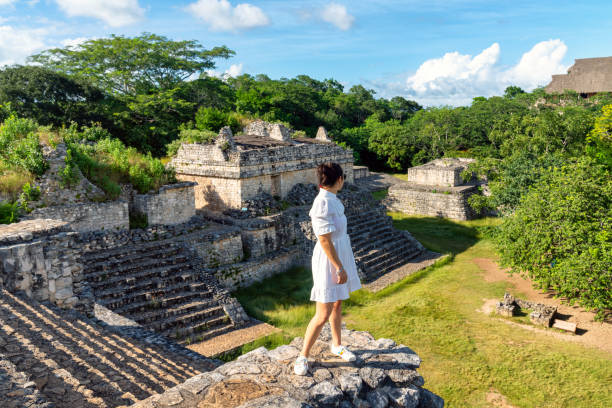 турист, посещающий руины майя в юкатане, мексика - старая развалина стоковые фото и изображения