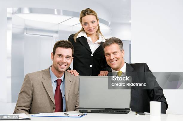 Sorridente Team Di Business - Fotografie stock e altre immagini di Adulto - Adulto, Adulto di mezza età, Adulto in età matura
