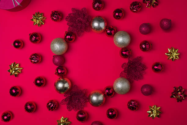 istock Red and gold Christmas balls on red background, top view , copy space 1189833954