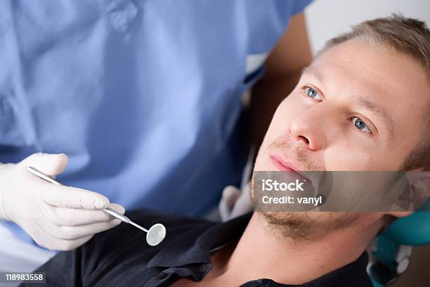 Foto de Visita Dentista Jovem Bonito Homem Verificação De Dentista e mais fotos de stock de Adulto