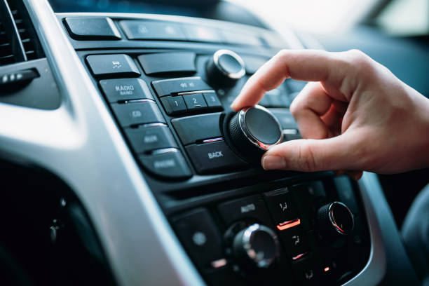 primer plano del volumen de radio de control de manos de mujer joven - car dashboard air conditioner driving fotografías e imágenes de stock