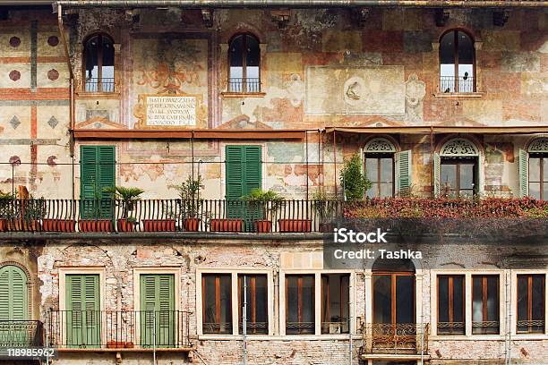 Velho Edifício Em Verona - Fotografias de stock e mais imagens de Antigo - Antigo, Antiguidade, Arcaico