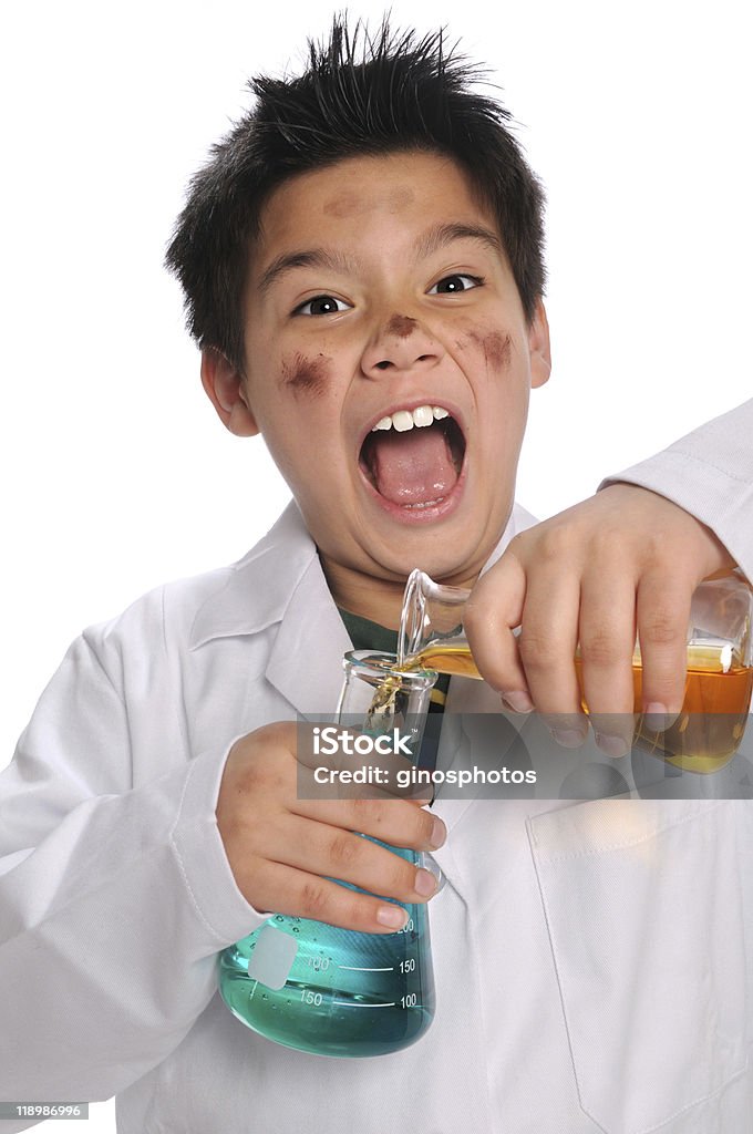 Jovem Cientista Louco a mistura de produtos químicos - Royalty-free Bata de Laboratório Foto de stock