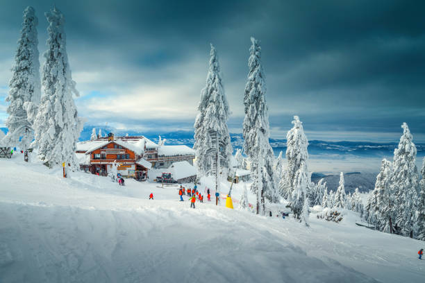 estación de esquí con esquiadores en la pista, poiana brasov, rumania - ski resort hut snow winter fotografías e imágenes de stock