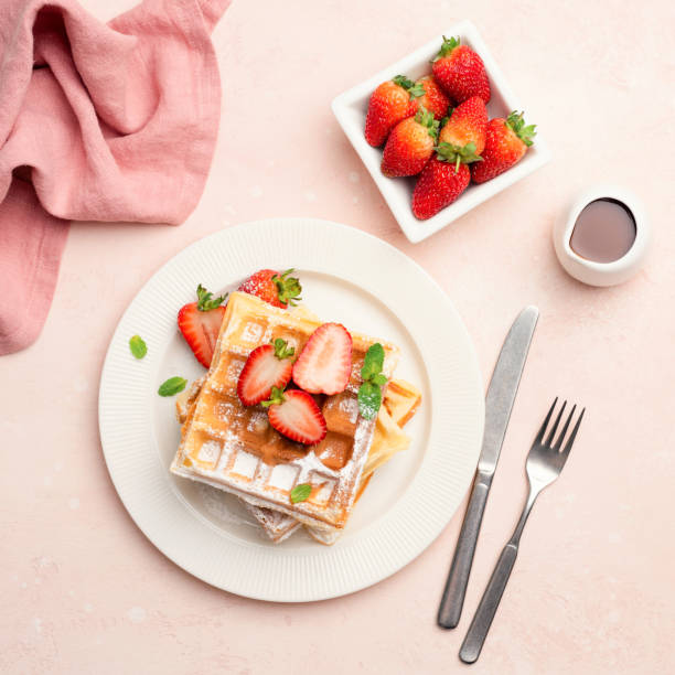딸기를 곁들인 벨기에 와플 - waffle waffled belgian waffle food 뉴스 ��사진 이미지