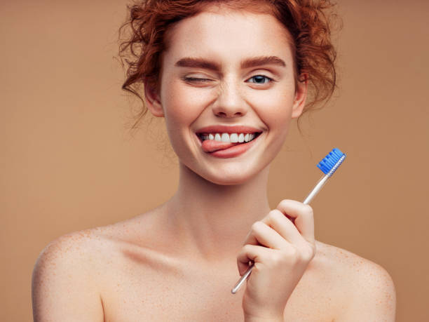 brushing teeth can be fun - sorriso com dentes imagens e fotografias de stock