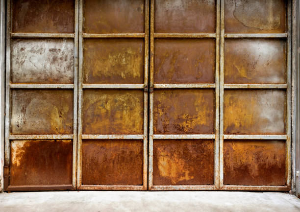 istock Close up of rusty metal door 1189883644