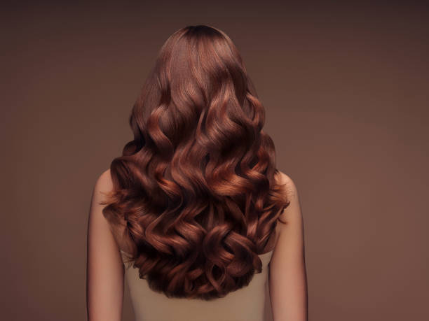 mujer rubia con el pelo largo y brillante - rizitos fotografías e imágenes de stock