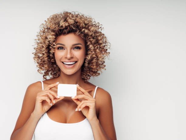 hermosa mujer con tarjeta de visita - smiling business card horizontal women fotografías e imágenes de stock