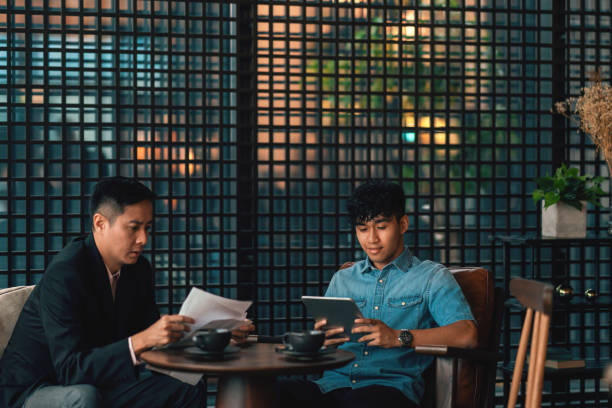 商務會議導師 - 亞洲男性導師和導師在認真討論 - choicesea 個照片及圖片檔
