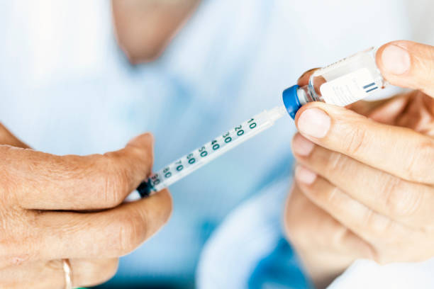 main femelle avec une seringue médicale et une bouteille avec l'insuline pour le diabète sur la table blanche - insulin sugar syringe bottle photos et images de collection