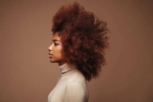 긍정적 인 감정을 가진 쾌활한 곱슬 소녀의 사진 - african ethnicity beauty curly hair confidence 뉴스 사진 이미지