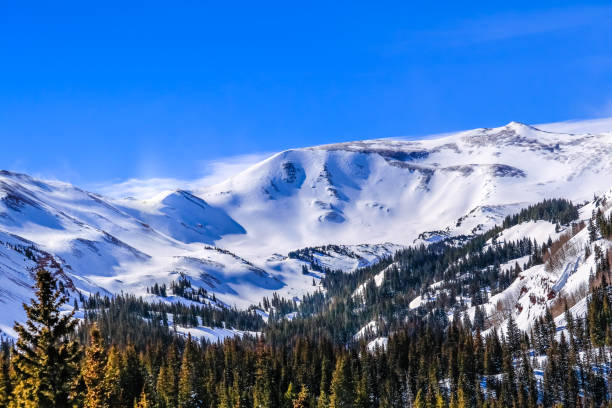 istock Colorado mountain bowl on clear winter day 1189895941