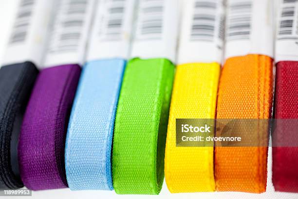Семь Rainbow Colored Ribbons — стоковые фотографии и другие картинки Без людей - Без людей, Белый, В ряд