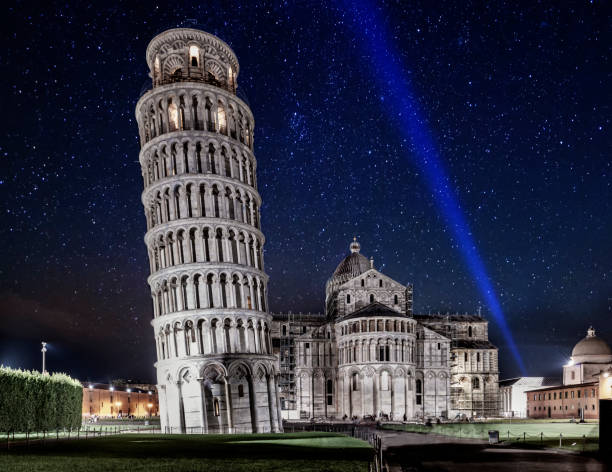 torre de pisa patrimonio mundial, baptisterio y catedral bajo un cielo nocturno con estrellas. - torre de pisa fotografías e imágenes de stock