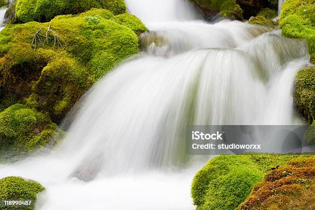 Flusso Dacqua Rilassanti - Fotografie stock e altre immagini di Montagne Rocciose - Montagne Rocciose, Cascata, Primavera