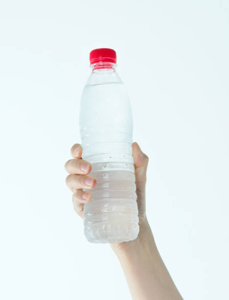 woman hand holding bottle of water - water bottle cold purified water imagens e fotografias de stock