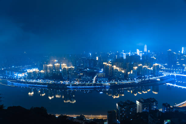 arranha-céus que refletem no rio - chongqing china bridge asia - fotografias e filmes do acervo