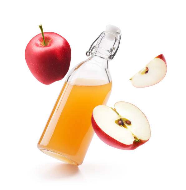 白い背景に分離された新鮮な赤いリンゴを持つアップルサイダー酢 - apple juice ストックフォトと画像