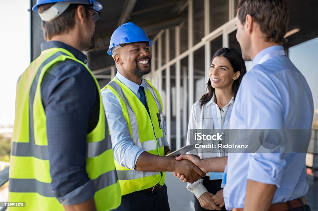 Ingenieur und Geschäftsmann Handshake auf der Baustelle - Lizenzfrei Baugewerbe Stock-Foto