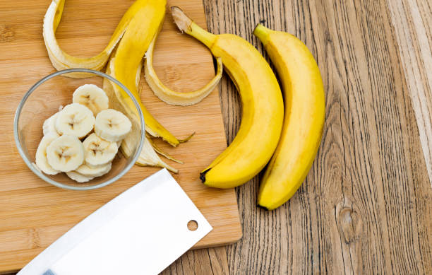 fette di banana su una ciotola di vetro - banana portion chopped fruit foto e immagini stock