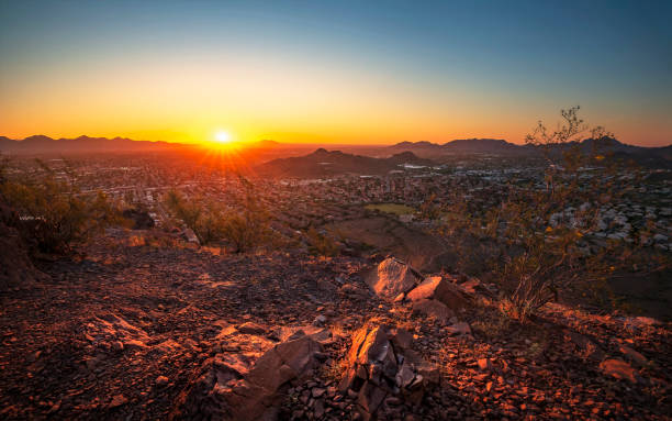 wschód słońca z rezerwatu gór phoenix - phoenix arizona skyline desert zdjęcia i obrazy z banku zdjęć