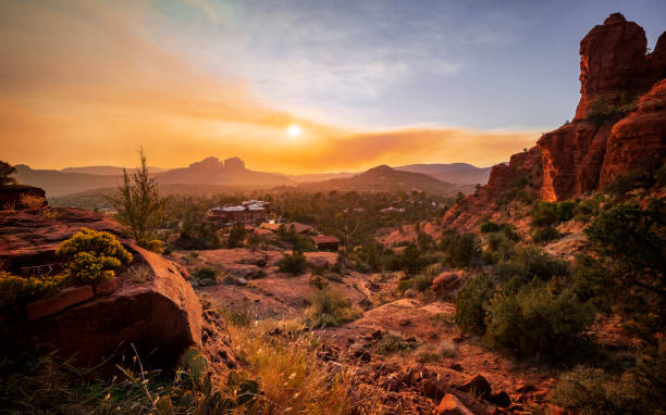 sedona al atardecer desde la capilla de la santa cruz - sedona fotografías e imágenes de stock