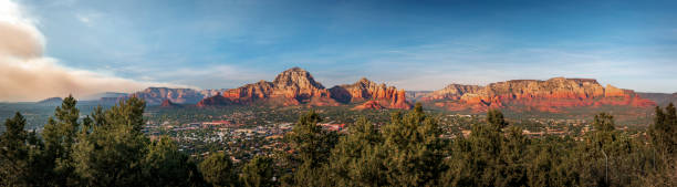 vue panoramique de sedona peu avant le coucher du soleil - mountain sedona arizona southwest usa photos et images de collection