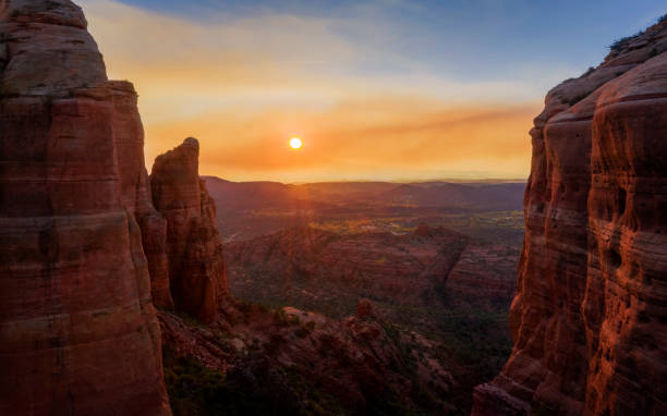 夕暮れ時のセドナ付近のベルロック - mountain sedona arizona southwest usa ストックフォトと画像