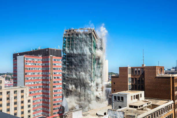 demolito edificio della banca di lisbona a johannesburg - imploding foto e immagini stock
