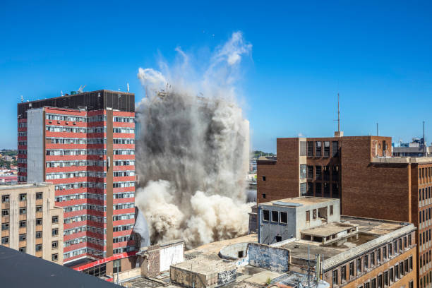 demolito edificio della banca di lisbona a johannesburg - imploding foto e immagini stock