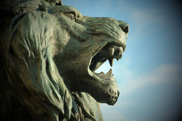 símbolo de venecia. el león de san marcos en la plaza marco. italia - venice italy ancient architecture creativity fotografías e imágenes de stock