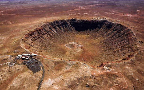 метеор кратер природный ориентир вблизи уинслоу, аризона - meteor стоковые фото и изображения