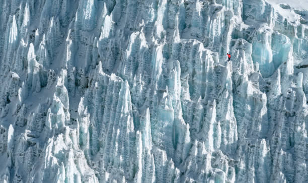 chute de glace de khumbu de l'himalaya - khumbu photos et images de collection