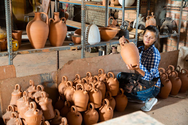 istock Female potter in pottery studio 1189922741