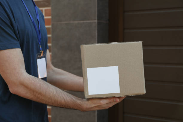 istock Delivery man hold blank box outdoor, space for text 1189924168