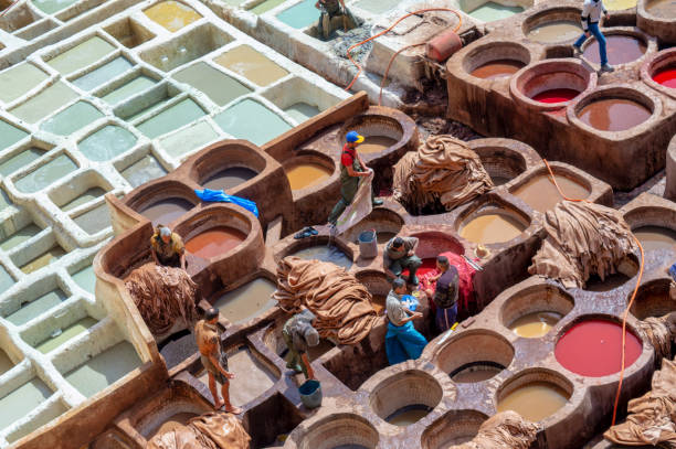vista aérea dos curtumes de couro coloridos de fez, marrocos - moroccan tannery - fotografias e filmes do acervo
