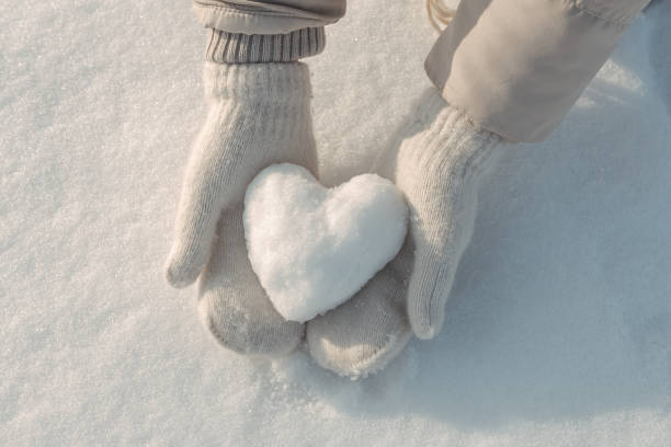 snow heart in hands - glove winter wool touching imagens e fotografias de stock