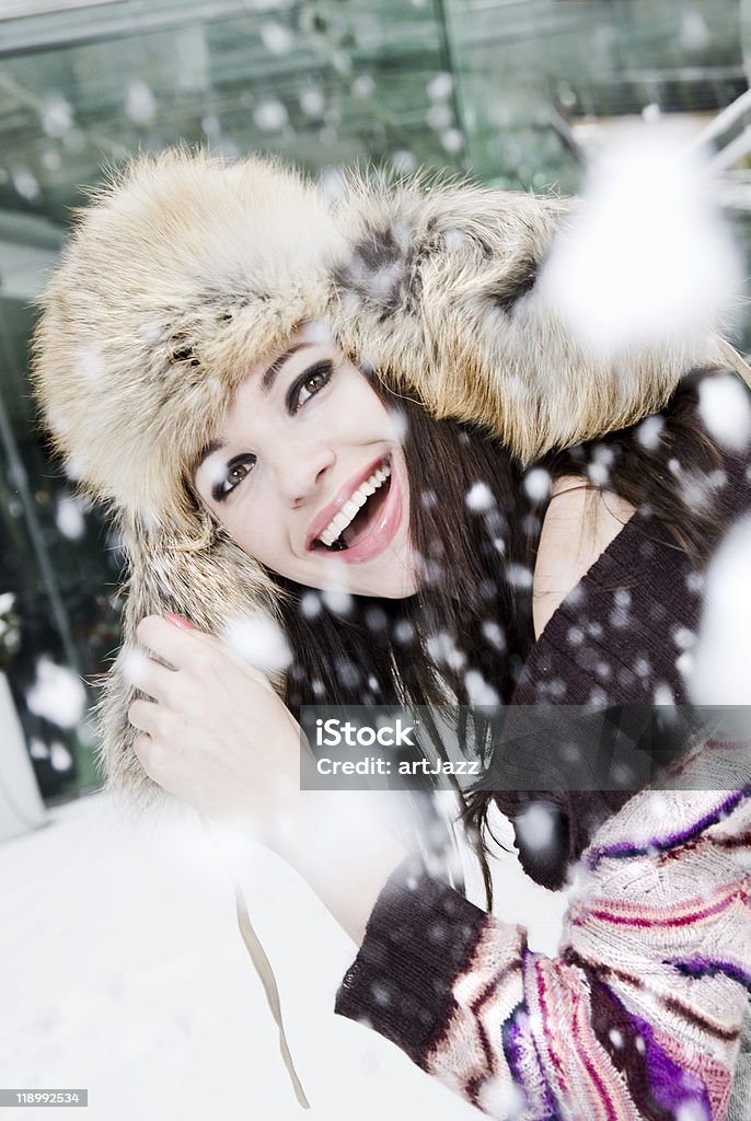 Inverno Ritratto di sorridente giovane donna in cubi neve - Foto stock royalty-free di Abbigliamento