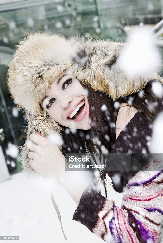 Inverno de Retrato de mulher jovem sorridente em queda de neve - Royalty-free Adulto Foto de stock