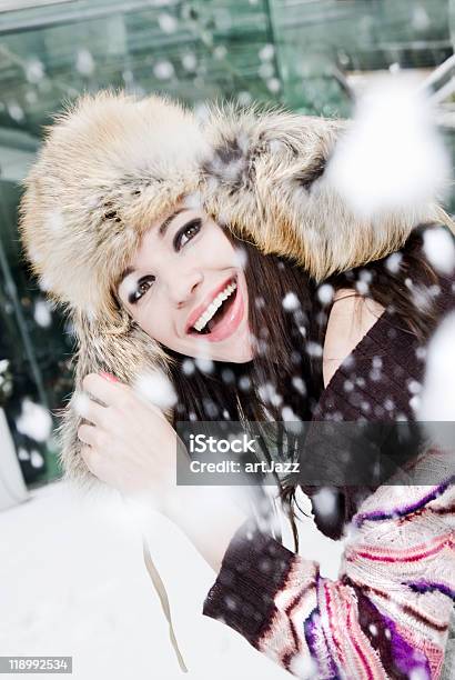 Inverno De Retrato De Mulher Jovem Sorridente Em Queda De Neve - Fotografias de stock e mais imagens de Adulto