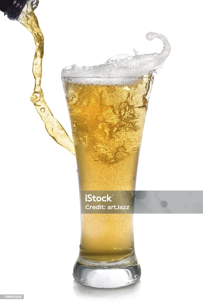 Cerveza vertiendo de botella en vidrio - Foto de stock de Alcoholismo libre de derechos