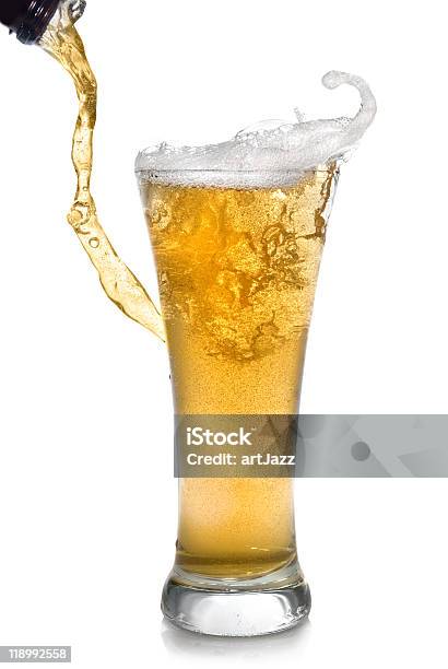 Cerveza Vertiendo De Botella En Vidrio Foto de stock y más banco de imágenes de Alcoholismo - Alcoholismo, Amarillo - Color, Bebida