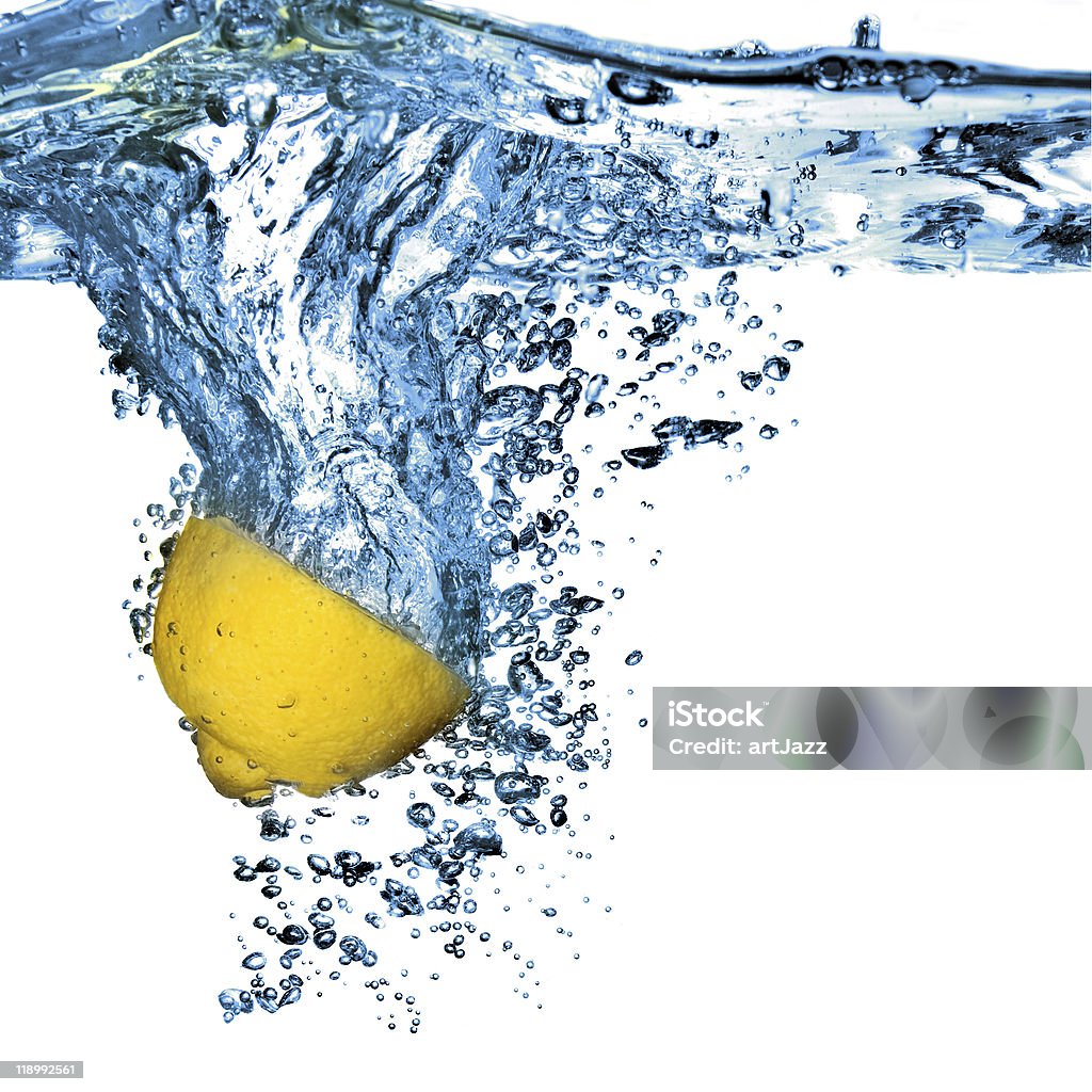 新鮮なレモンドロップ水にバブルの白で分離 - かんきつ類のロイヤリティフリーストックフォト