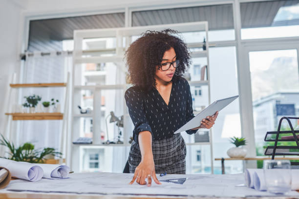 planowanie nowego rozwoju za pomocą technologii - architect women blueprint eyewear zdjęcia i obrazy z banku zdjęć