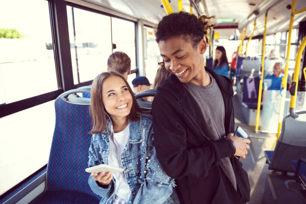 felici amici adolescenti che viaggiano in autobus - transportation bus mode of transport public transportation foto e immagini stock