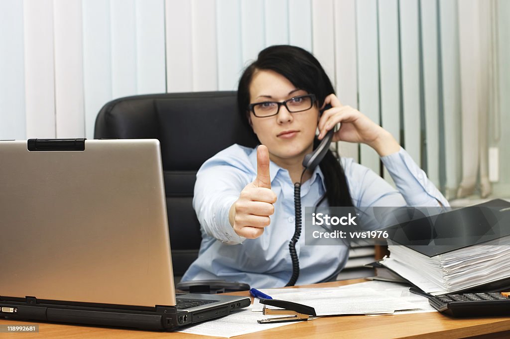 Junges Mädchen im Büro hinter Tisch - Lizenzfrei Arbeiten Stock-Foto