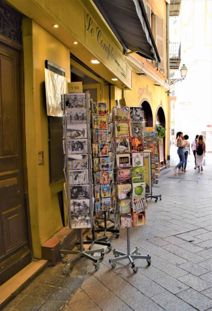 boutique de souvenirs et de cartes postales dans la vieille ville de nice - marseille monaco photos et images de collection